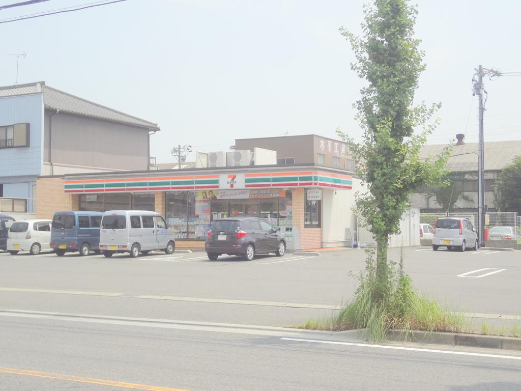 Convenience store. Seven-Eleven Kuwana Eva store up (convenience store) 553m