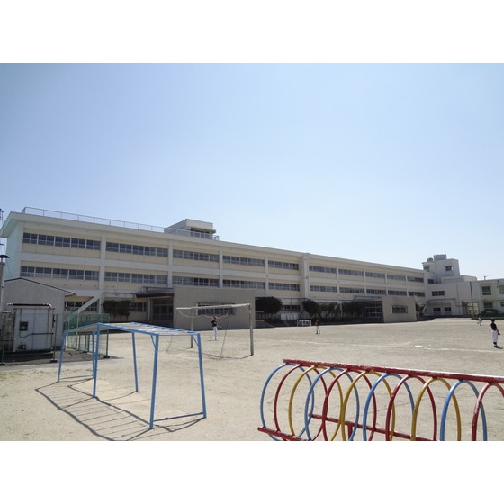 Primary school. 130m up to municipal income world elementary school (elementary school)