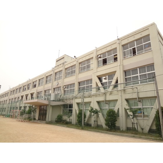 Junior high school. Municipal Akimasa until junior high school (junior high school) 750m