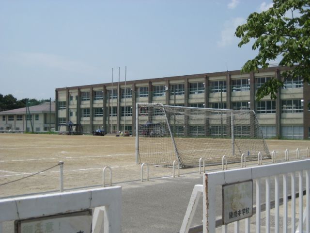 Junior high school. Municipal RyoNaru until junior high school (junior high school) 1300m