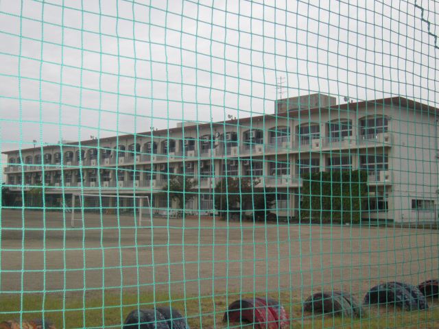 Primary school. Municipal Kisosaki up to elementary school (elementary school) 990m