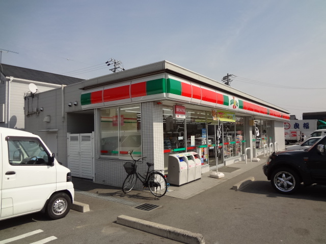 Convenience store. Thanks Matsusaka Yamamuro store up (convenience store) 1081m