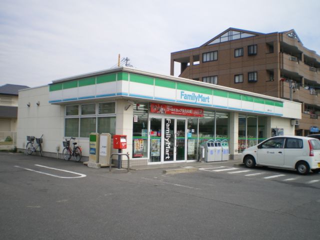 Convenience store. 920m to Family Mart (convenience store)