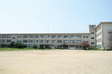 Primary school. About 5 minutes 350m walk from the City the third elementary school. Clubs for after school activities for children, "San ・ Garden "is offers. Municipal Tonomachi until junior high school is about 14 mins. 