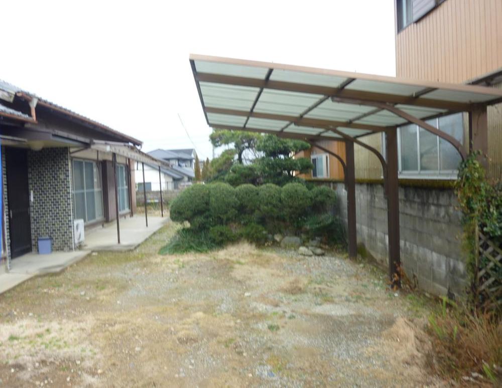 Parking lot. Parking spaces on-site. With the roof, It is also safe important car.