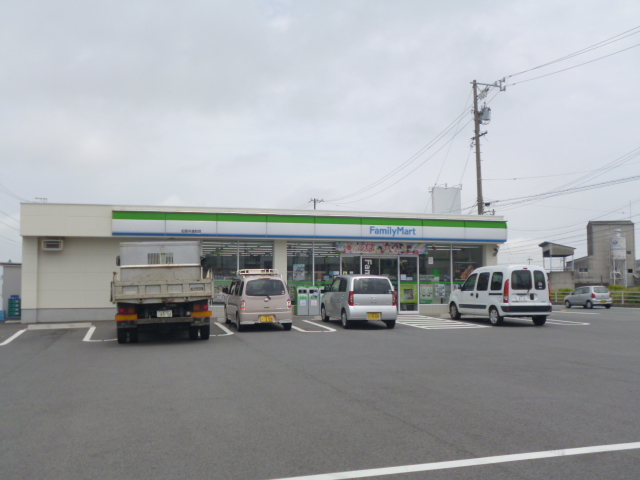 Convenience store. 839m to FamilyMart Matsusaka centrist-cho store (convenience store)