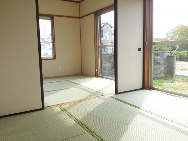 Non-living room. Sunshine insert interior is light and airy