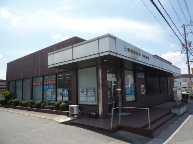 Bank. 709m until Mieshin'yokinko Tsukamoto Branch (Bank)