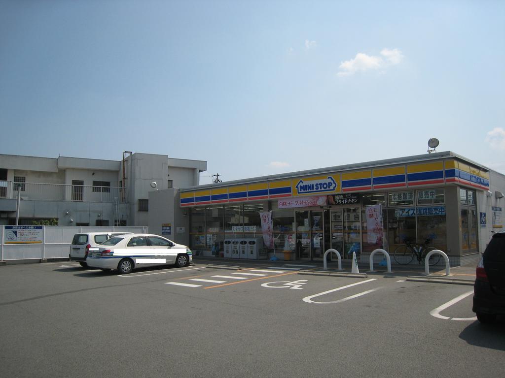 Convenience store. MINISTOP Matsusaka Matsugasaki Station store up to (convenience store) 1077m