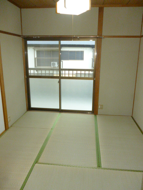 Living and room. Second floor 6-mat Japanese-style room (also out on the balcony from the hallway)