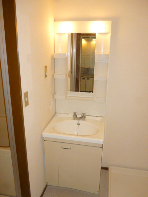 Washroom. Dressing room with door ・ It is the washroom