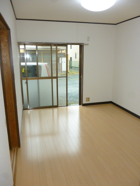 Living and room. Kitchen next to the Western-style 6 tatami rooms.