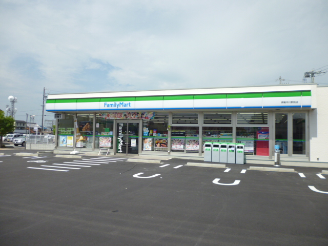 Convenience store. FamilyMart Ureshino Nakagawashin the town store (convenience store) to 563m