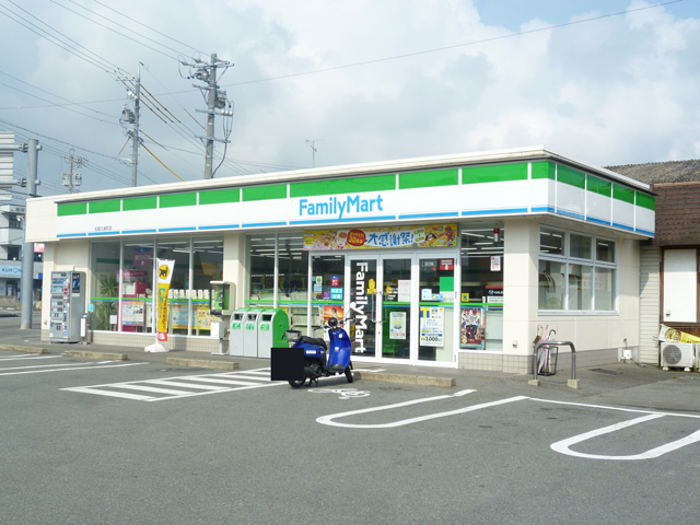 Convenience store. FamilyMart Matsusaka Gakuenmae store up (convenience store) 727m