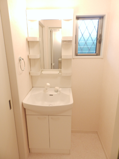 Washroom. With shampoo dresser ・ It is a space under the window is nice.