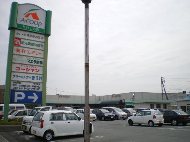 Shopping centre. 700m to A Co-op (shopping center)