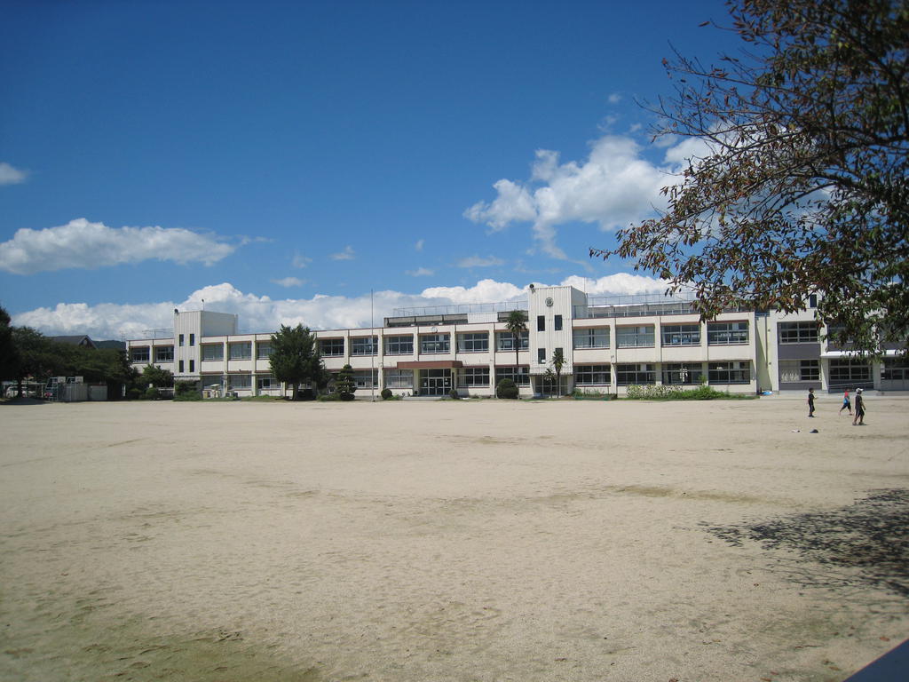 Primary school. 1302m to Matsusaka Tatsunaka River Elementary School (elementary school)