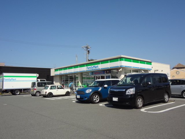 Convenience store. FamilyMart Matsusaka Takamachi store up (convenience store) 703m