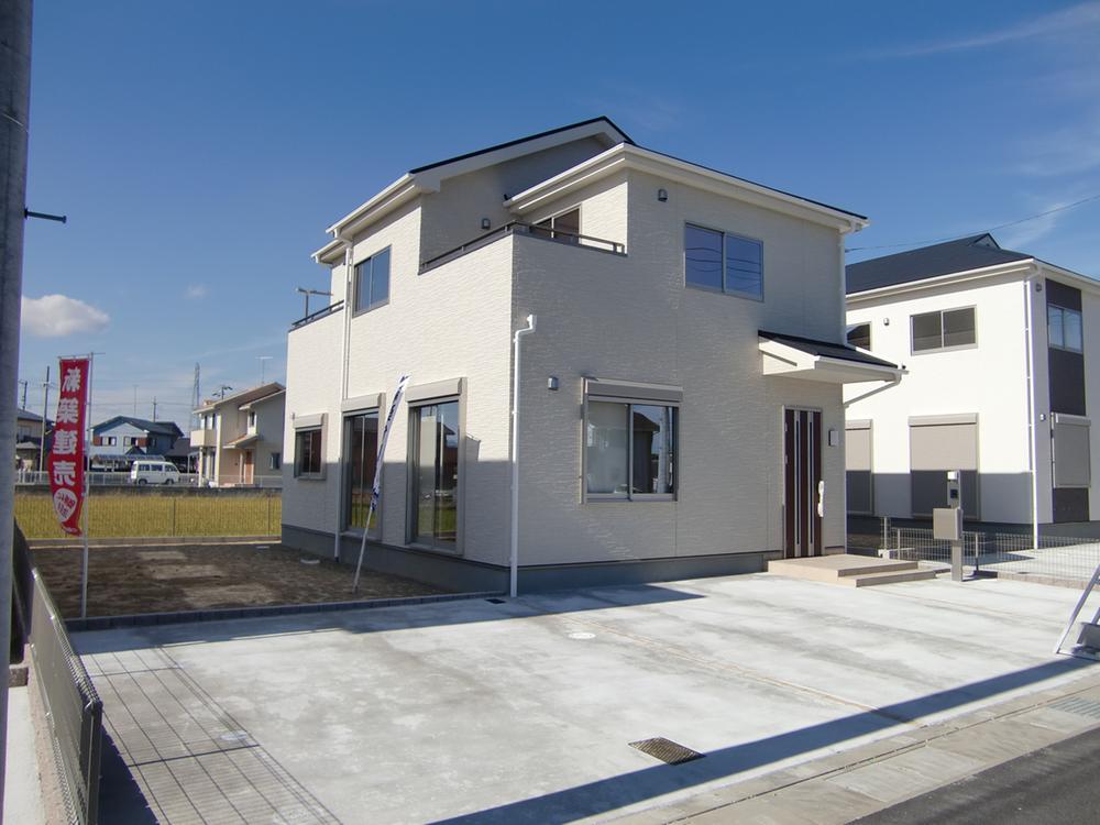 Local appearance photo. Building 2