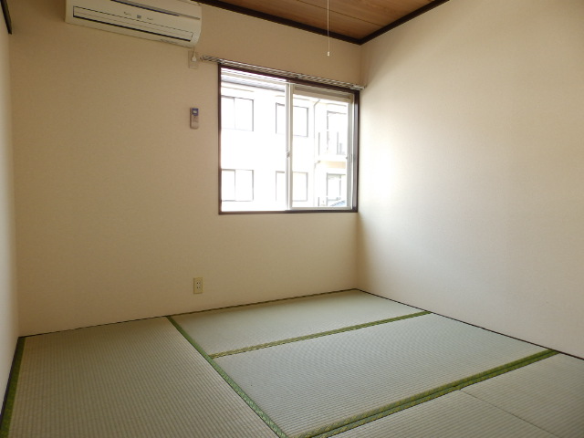 Other room space. There is also a Japanese-style calm down