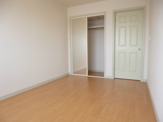 Other room space. Western-style room is with a closet with a full-length mirror (* ^. ^*)