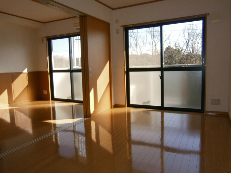 Living and room. Spacious Tsukaemasu and connect with the Western-style with large windows! !