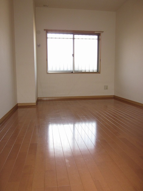 Living and room. Spacious also bedroom! There is air conditioning installation hole.