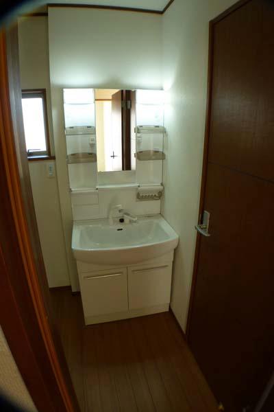 Wash basin, toilet. Shower Dresser