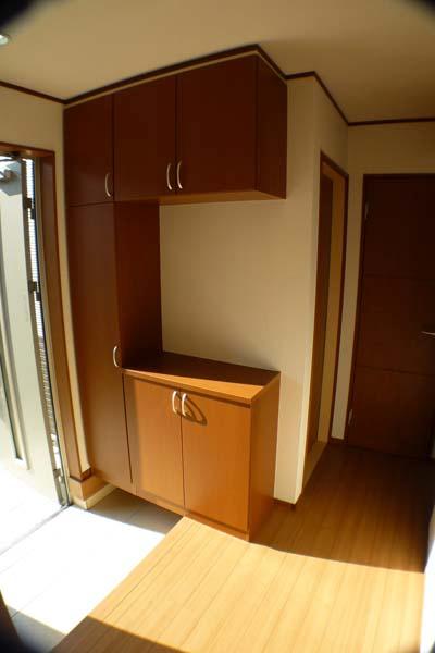 Entrance. With entrance storage