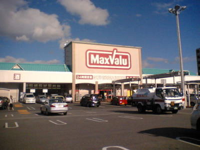 Supermarket. Maxvalu San River store up to (super) 530m