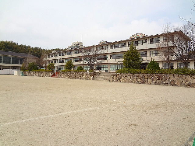 Junior high school. 2330m to Asahi junior high school (junior high school)