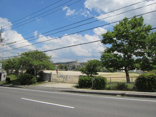 Primary school. Nabari Municipal Tsutsujigaoka to elementary school 1350m