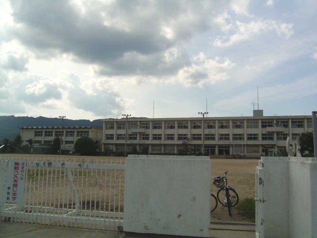Primary school. 150m up to municipal red-eye elementary school (elementary school)