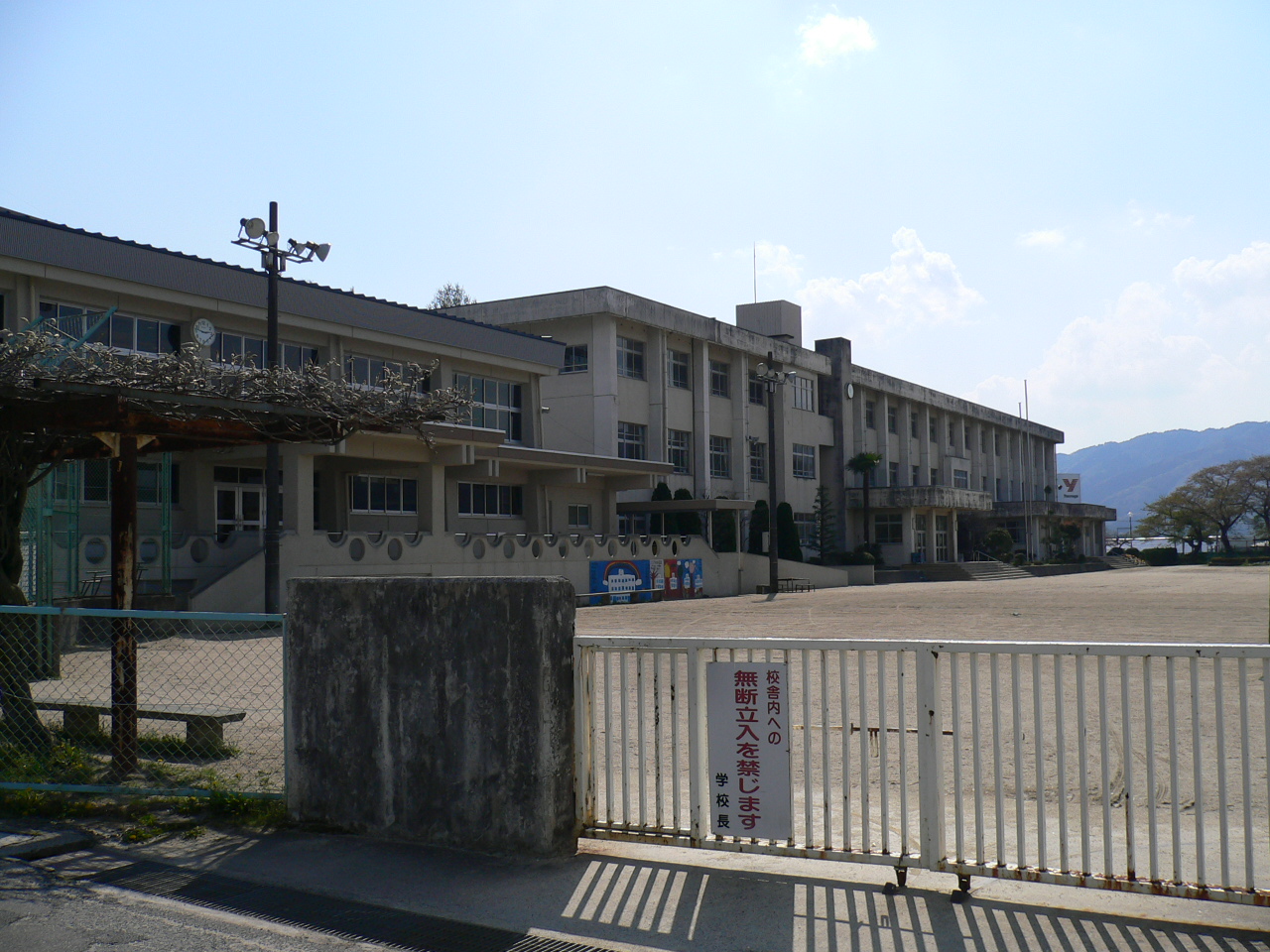 Primary school. 1766m to Nabari Tatsumino songs elementary school (elementary school)