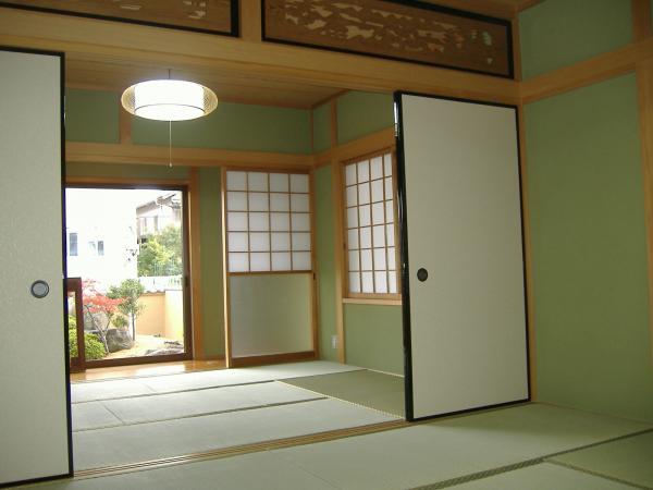 Non-living room. First floor Japanese-style room. Garden visible from here is nice to be able to feel the "sum"