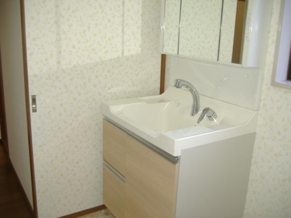 Wash basin, toilet. House Tech wash basin of (first floor)