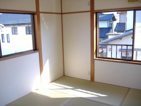 Other introspection. South-facing sunny second floor Japanese-style room!