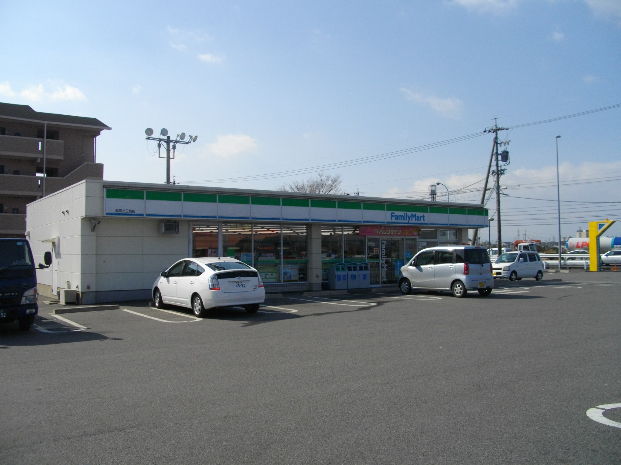 Convenience store. Family Mart Suzuka Kitatamagaki store up (convenience store) 450m