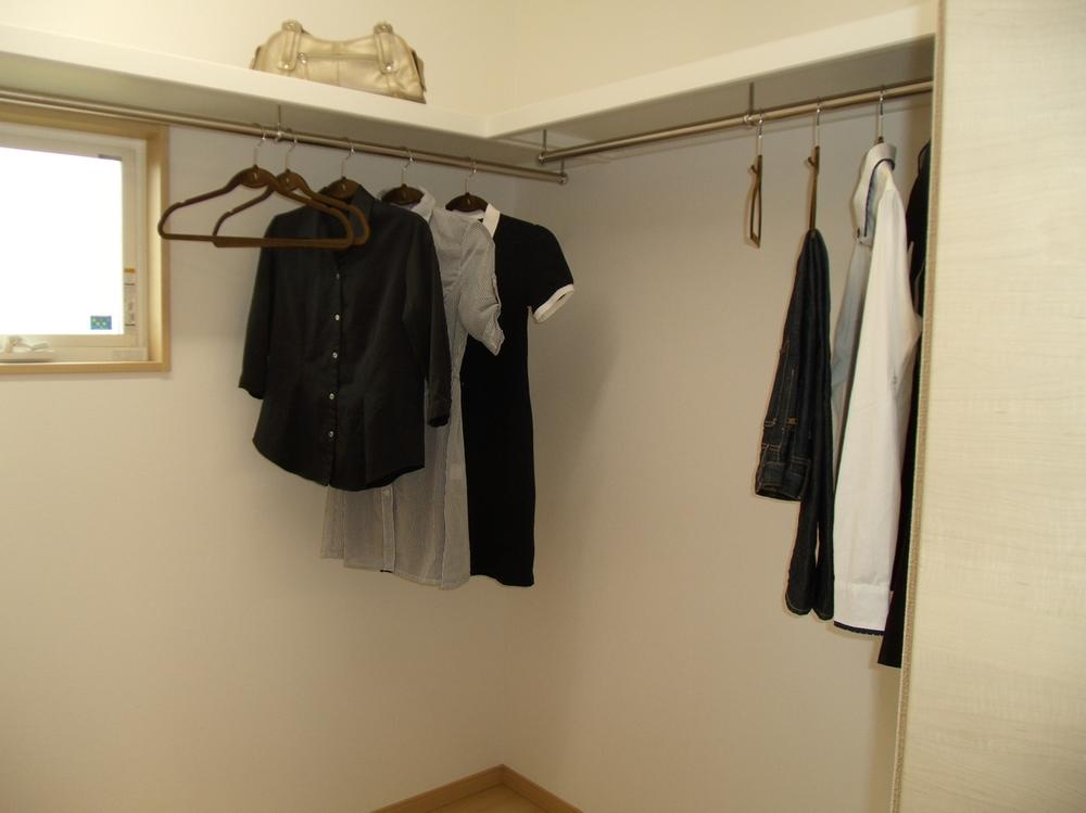 Receipt. Spacious walk-in closet. So it can be stored a lot clothes, Not troubled to your clean up.