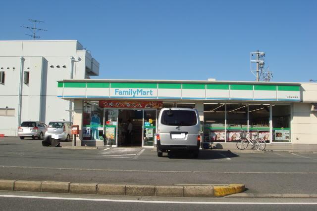 Convenience store. FamilyMart 705m until Suzuka Chuodori store (convenience store)