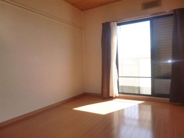 Living and room. If there is a window day is a good ^ 0 ^ /