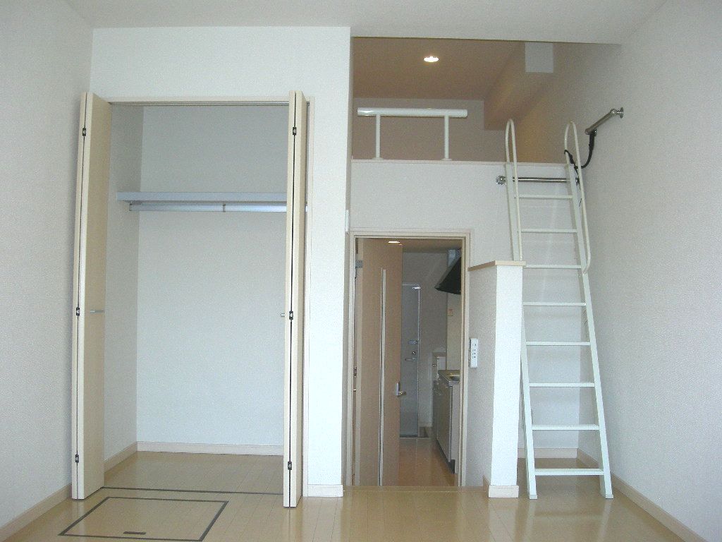 Living and room. The 1K, I'm happy if there is with a loft ^ O ^ /