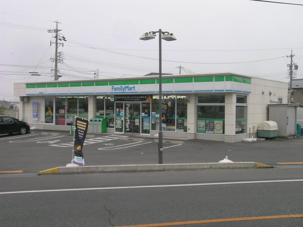 Convenience store. 70m to FamilyMart Suzuka Suga shop