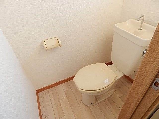 Toilet. Bright and calm ☆