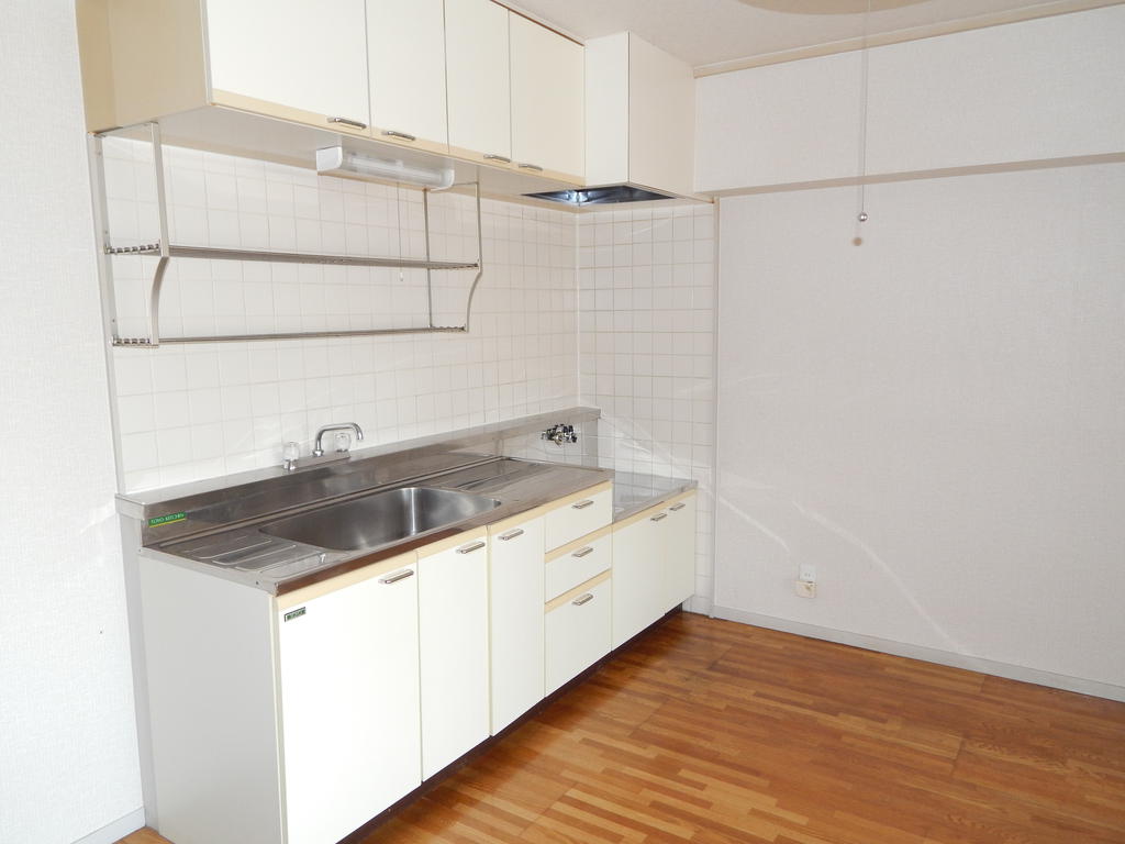 Kitchen. Gas stove is installed Allowed! Also storage rack on the top ☆