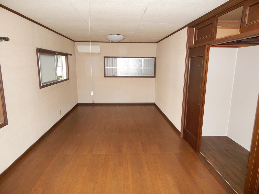 Other room space. This south-facing property ^ 0 ^ / Bright and spacious ☆