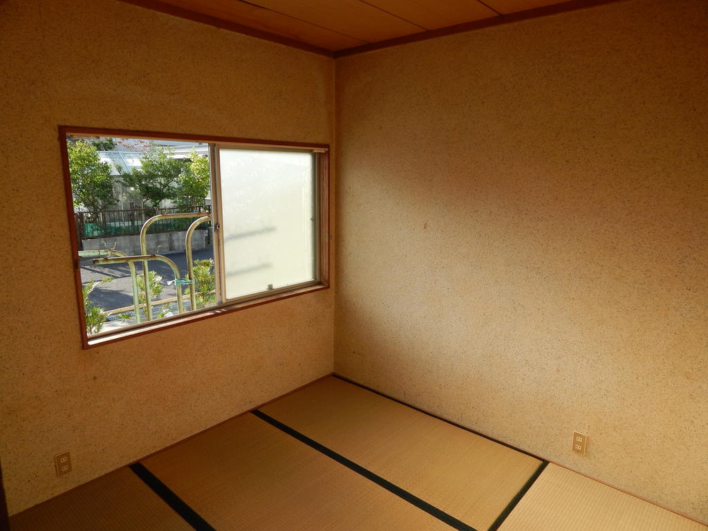 Living and room. Daytime is pleasant Japanese-style room was sunny with window