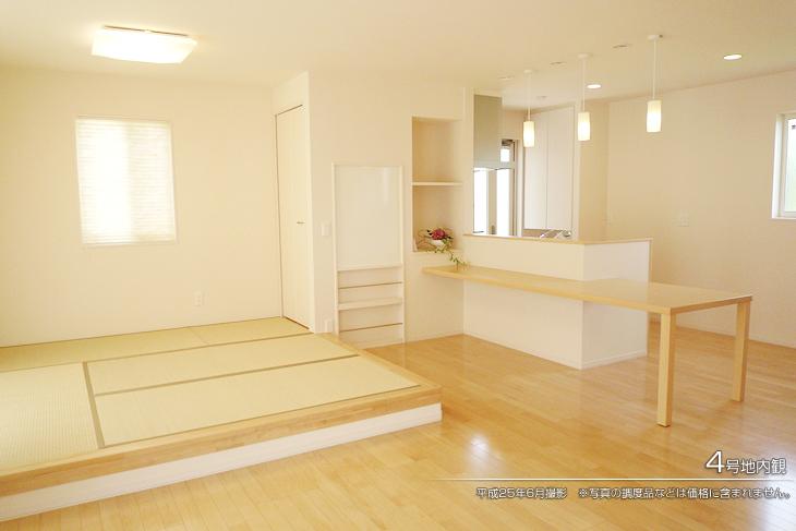 Living.  [No. 4 place] [Introspection Photo] 2013 June shooting ※ It is such as photos of furniture not included in the price. 