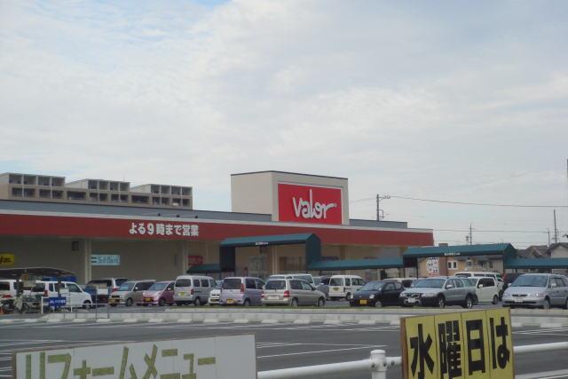 Supermarket. Barrow 876m until Suzuka store (Super)