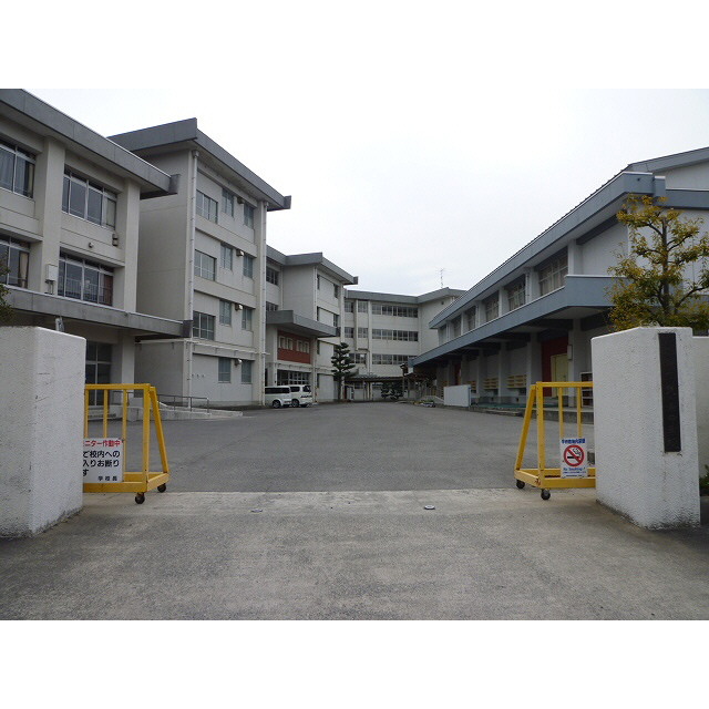 Junior high school. Tsuzumigaura 2480m until junior high school (junior high school)